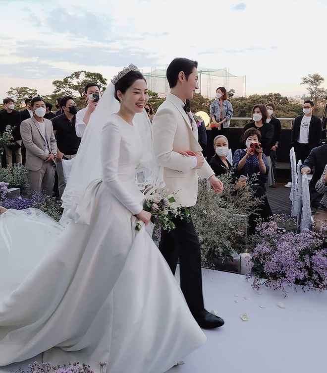 Đám cưới hot nhất Kbiz hôm nay: Nam thần Kpop một thời bảnh bao bên huyền thoại Shinhwa, nhan sắc cô dâu gây bất ngờ - Ảnh 11.