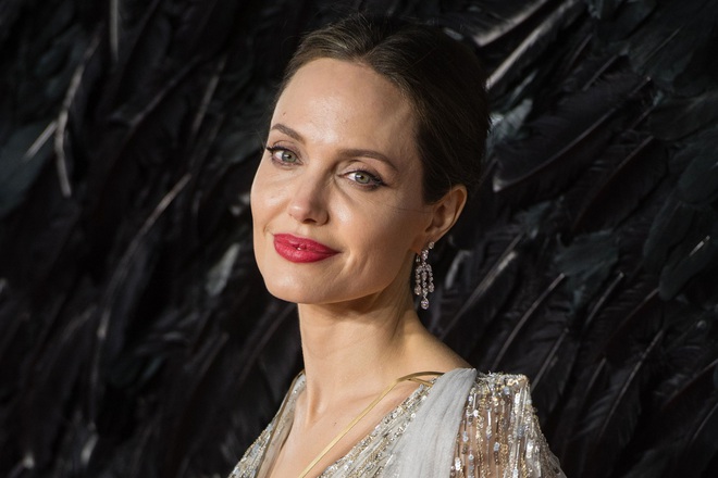 Dân tình đang náo loạn vì bộ ảnh Angelina Jolie ở thời kỳ đẹp nhất: Đẹp ngộp thở thế này bảo sao Brad Pitt mê, nhưng có gì đó sai sai - Ảnh 8.