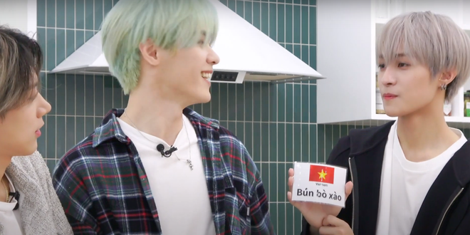 Nhà SM giờ “cuồng” Việt Nam quá rồi: Đưa cả công thức nấu ăn bằng tiếng Việt vào show, idol phải tự mò mẫm để hiểu cách làm - Ảnh 1.