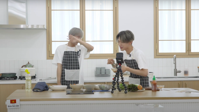 Nhà SM giờ “cuồng” Việt Nam quá rồi: Đưa cả công thức nấu ăn bằng tiếng Việt vào show, idol phải tự mò mẫm để hiểu cách làm - Ảnh 6.