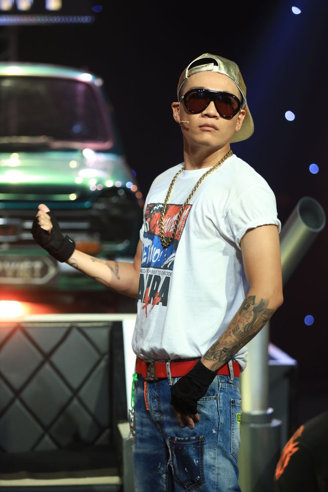 Wowy vui mừng vì được thay đồ mới ở Rap Việt, fan vào nói giống... MC Lại Văn Sâm - Ảnh 1.