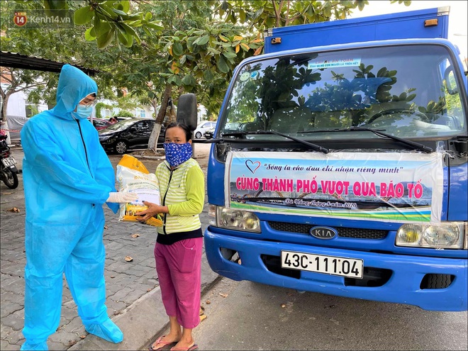 Chuyện tử tế giữa tâm dịch Đà Nẵng: “Đi từng ngõ, gõ từng nhà” tặng quà cho người dân nghèo, sinh viên - Ảnh 12.