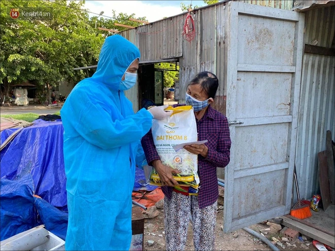 Chuyện tử tế giữa tâm dịch Đà Nẵng: “Đi từng ngõ, gõ từng nhà” tặng quà cho người dân nghèo, sinh viên - Ảnh 11.