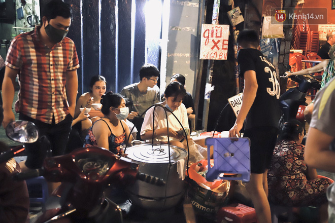 Bùi Viện ngày mở cửa: Tiểu thương than không có khách em ơi, cô bán tàu hũ là đông người ghé nhất - Ảnh 6.