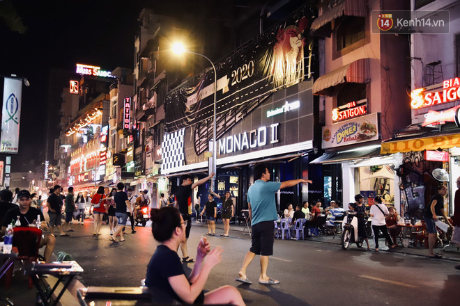 Bùi Viện ngày mở cửa: Tiểu thương than không có khách em ơi, cô bán tàu hũ là đông người ghé nhất - Ảnh 7.
