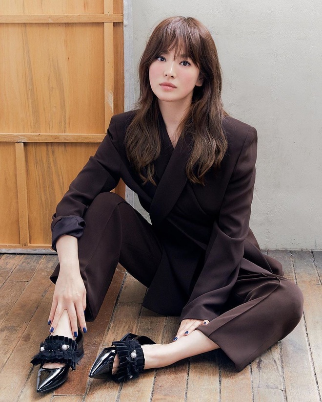 Diện suit ra dáng soái tỷ nhưng Song Hye Kyo lại lộ nhược điểm chân ngắn khi đụng độ Yuri (SNSD) - Ảnh 2.