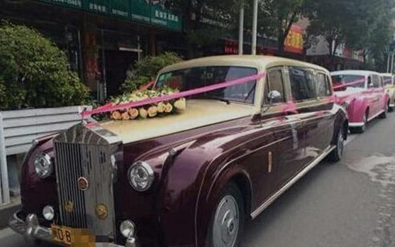 Ngã ngửa với đám cưới sang trọng toàn xe siêu sang Rolls-Royce nhái