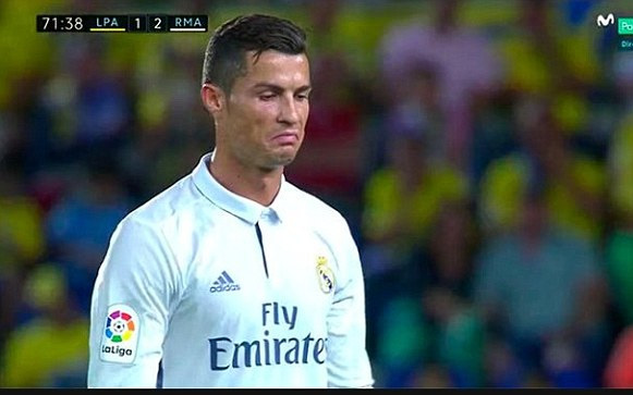 &quot;Biểu tượng toàn cầu&quot; Ronaldo cũng cần bờ vai của mẹ Dolores