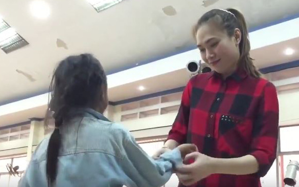 Clip: Mỹ Tâm xắn tay áo, hát song ca với em nhỏ bán vé số ai xem cũng thấy ấm lòng