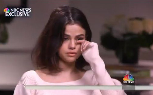 Selena Gomez xúc động rơi nước mắt trong buổi phỏng vấn vì người bạn thân hiến thận cho mình