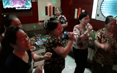Clip: Ai bảo chỉ có giới trẻ mới được hát karaoke, các bà các cô cũng &quot;quẩy&quot; cực máu như thế này cơ mà!