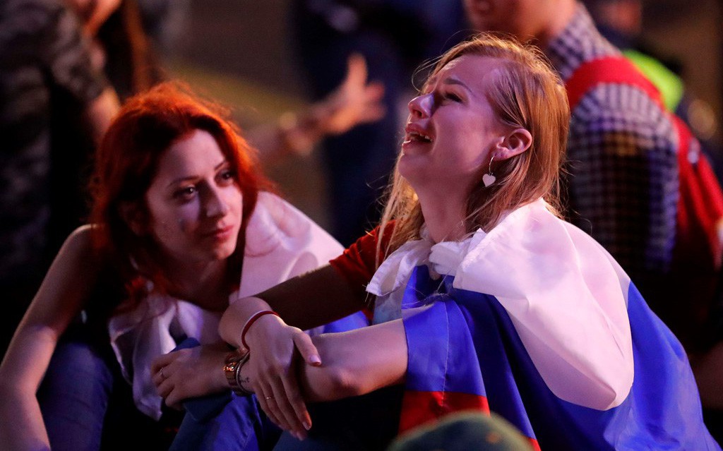 Khán giả Nga trải qua mọi cung bậc cảm xúc để rồi đau khổ nhìn đội nhà bị loại