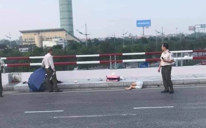 Hà Nội: Phóng xe vào làn đường ô tô lên nhà ga Nội Bài với tốc độ cao, một phụ nữ tử vong