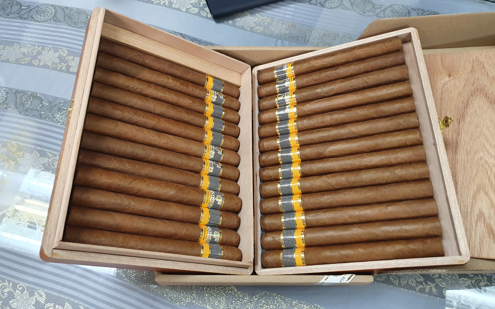 Bắt 3 va li chứa gần 2.500 điếu xì gà nhập lậu về sân bay Tân Sơn Nhất