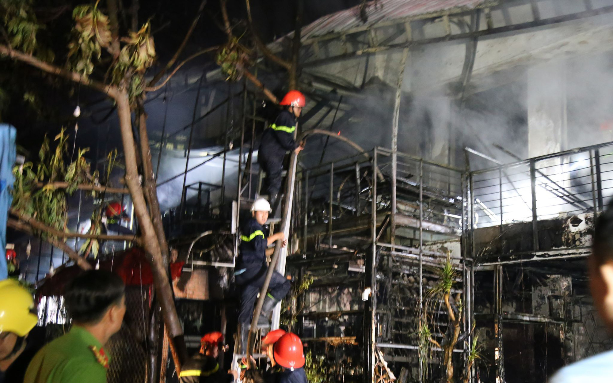 Quán bar cháy kinh hoàng lúc nửa đêm, hàng chục khách hàng tháo chạy tán loạn