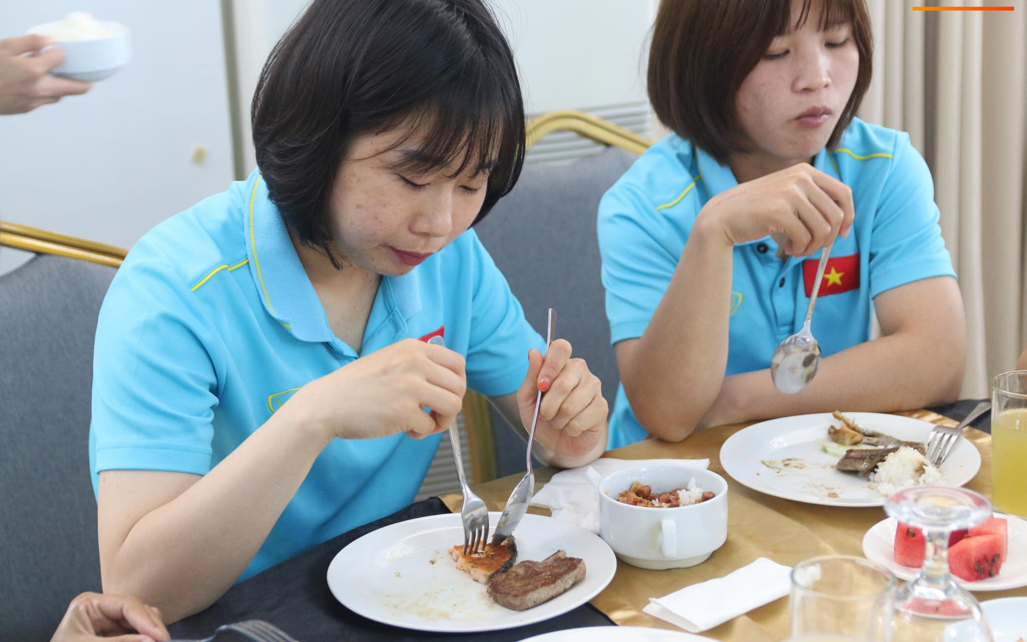 Sau nhiều ngày gặp khó về thực phẩm, tuyển nữ Việt Nam cuối cùng đã có bữa ăn ngon nhất tại Philippines, toàn món chỉ thấy thôi đã thèm