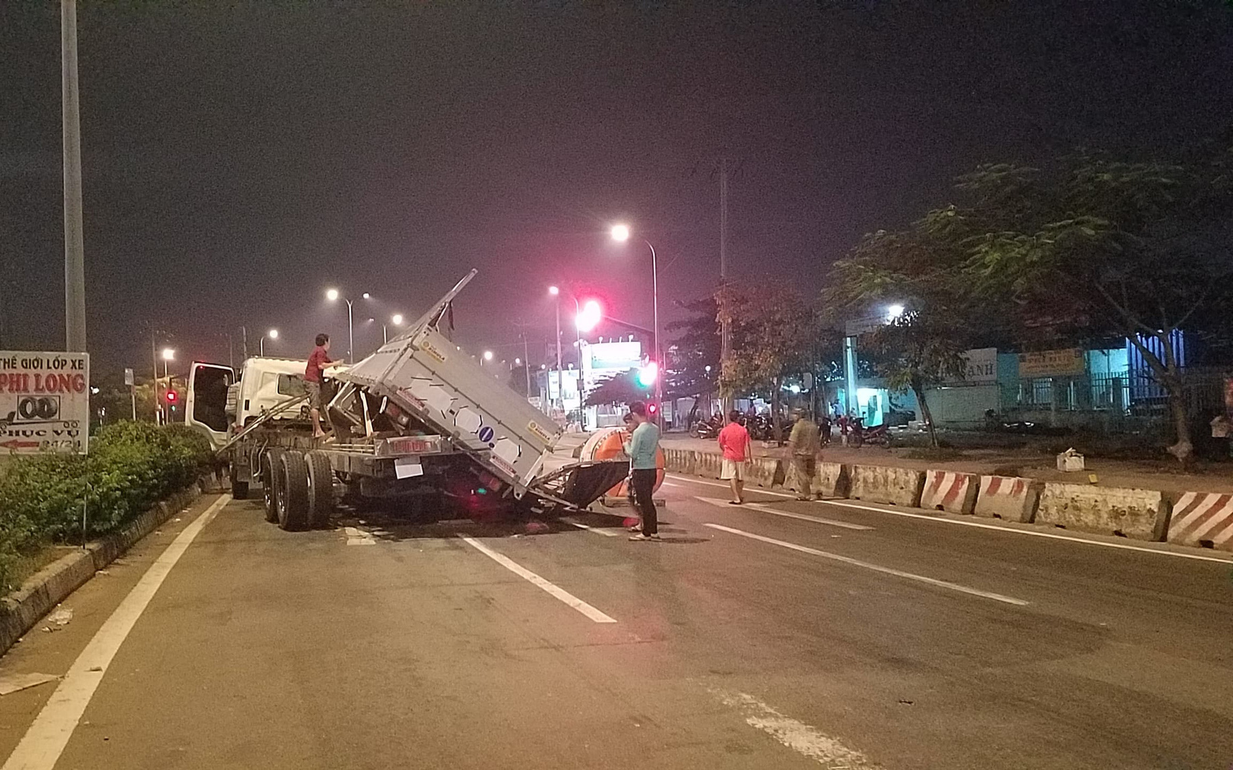 Hai vợ chồng trẻ trong xe tải bị cuộn tôn nặng hàng chục tấn đè trên đường phố, thoát chết thần kì