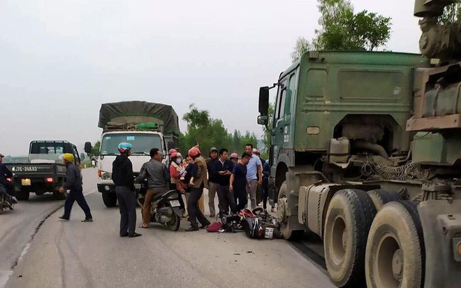 Nghệ An: 2 nữ sinh đâm trực diện xe container nguy kịch