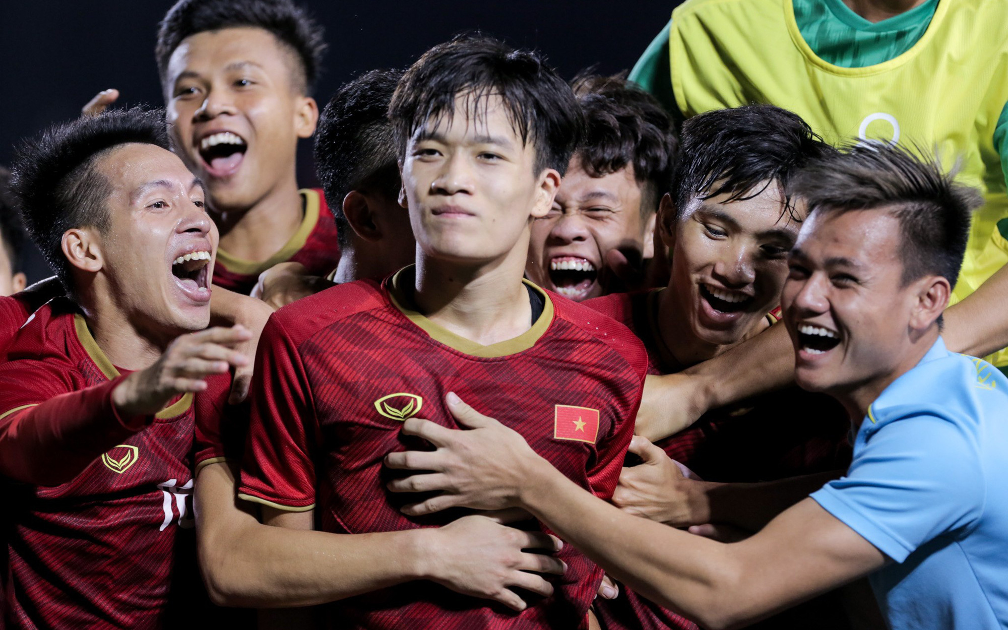 Hoàng Đức lập siêu phẩm phút bù giờ, U22 Việt Nam lội ngược dòng đánh bại U22 Indonesia 2-1, sáng cửa lọt vào bán kết SEA Games 30