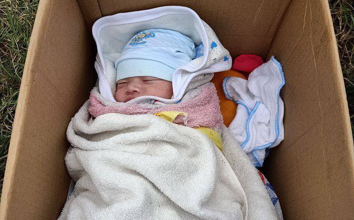 Hà Nội: Phát hiện bé gái sơ sinh bị bỏ rơi bên vệ đường kèm theo tờ giấy "hoàn cảnh khó khăn không nuôi được cháu"