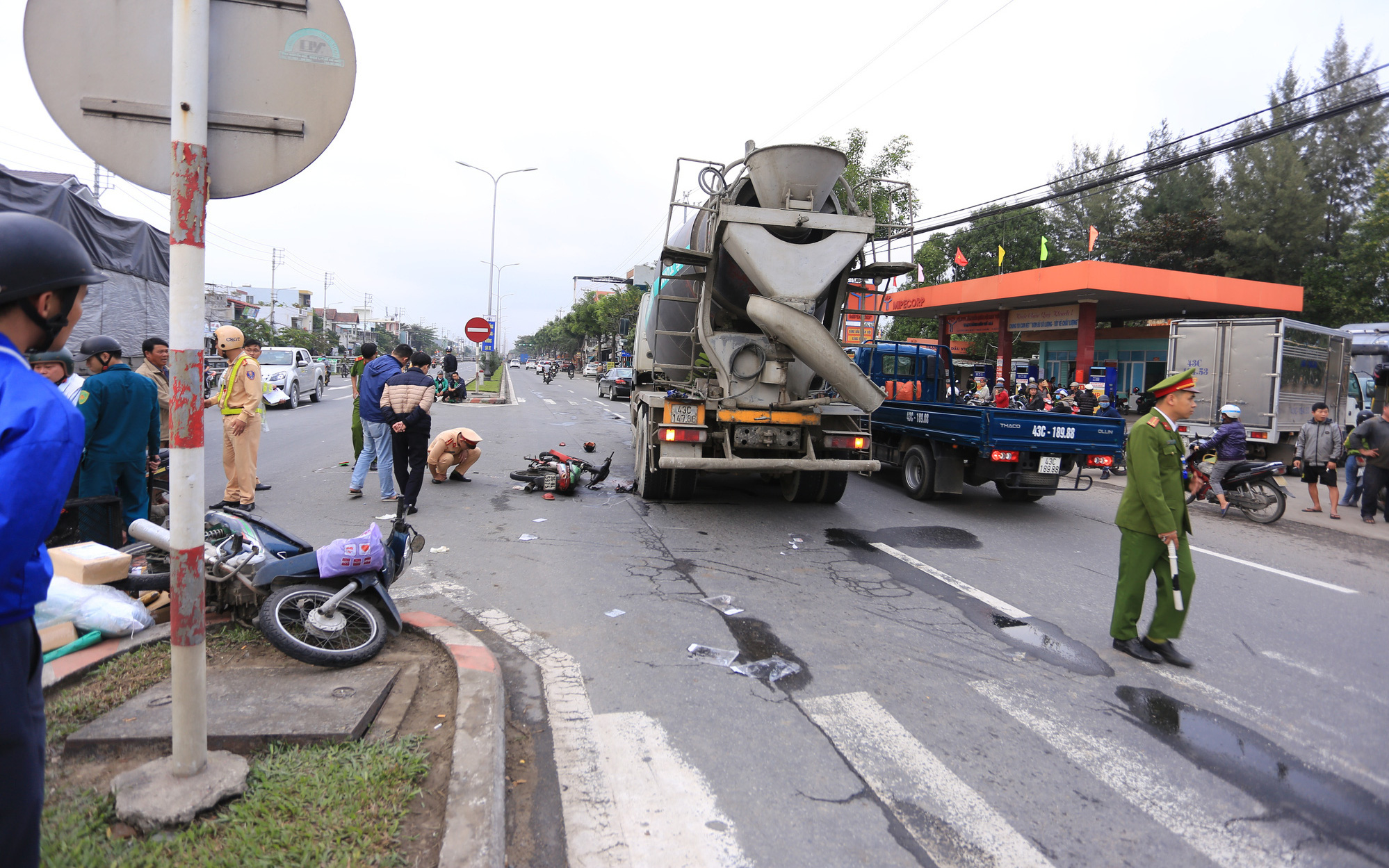 Nam thanh niên chết thảm, shipper thất thần sau tai nạn liên hoàn giữa 2 xe máy và xe trộn bê tông