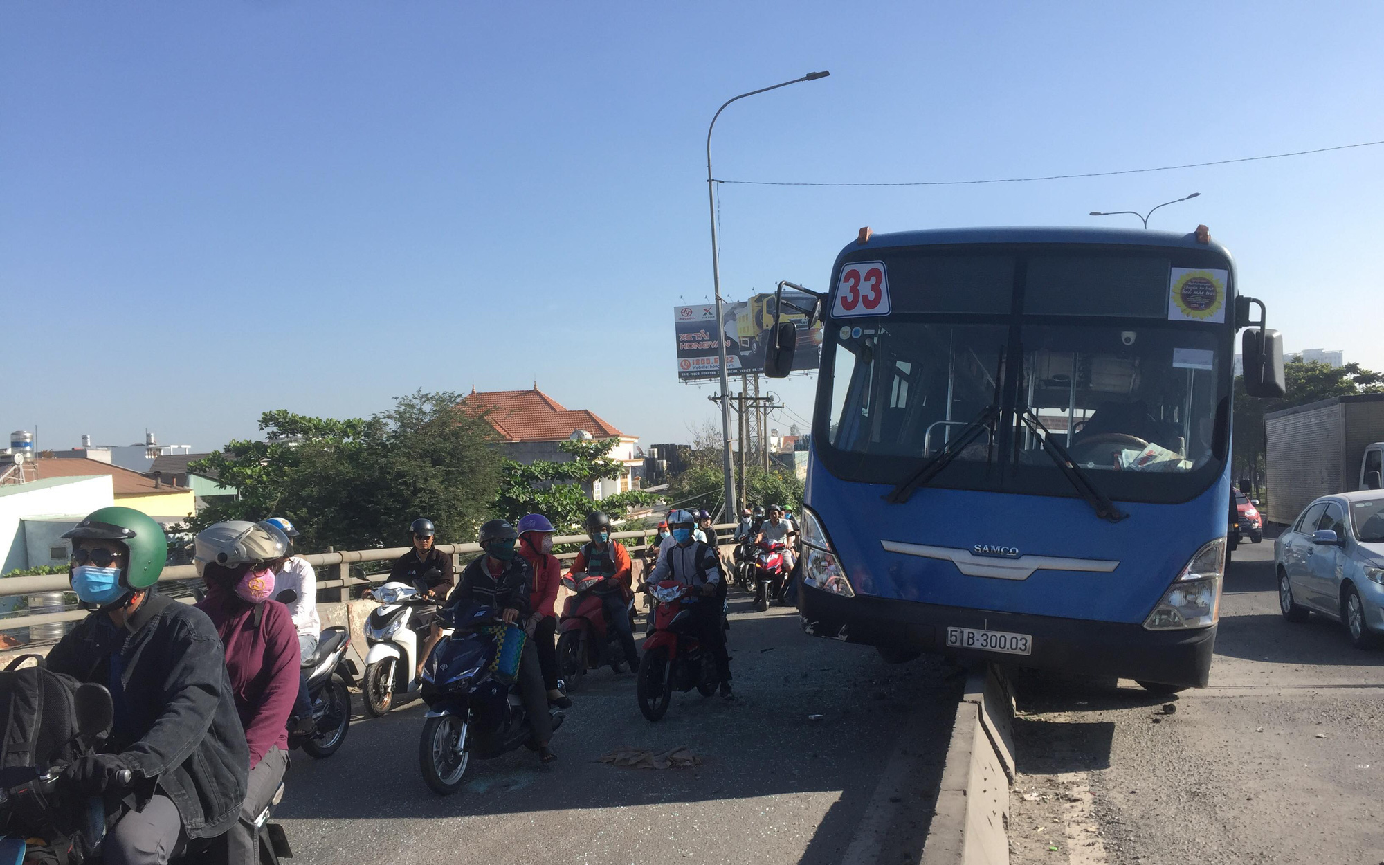 Nhiều người thoát chết khi xe buýt "đại náo" quốc lộ, "trèo" lên dải phân cách ở Sài Gòn