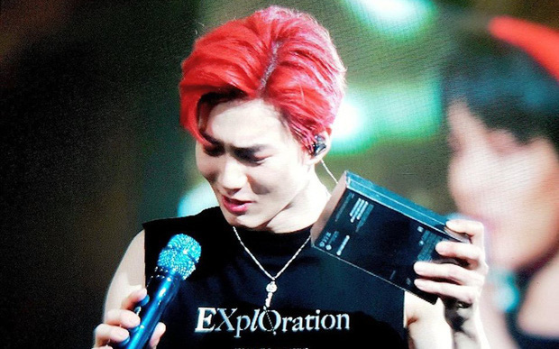 Ném iPhone 11 lên sân khấu: Pha tặng quà idol "chất như nước cất" từ fan cứng EXO