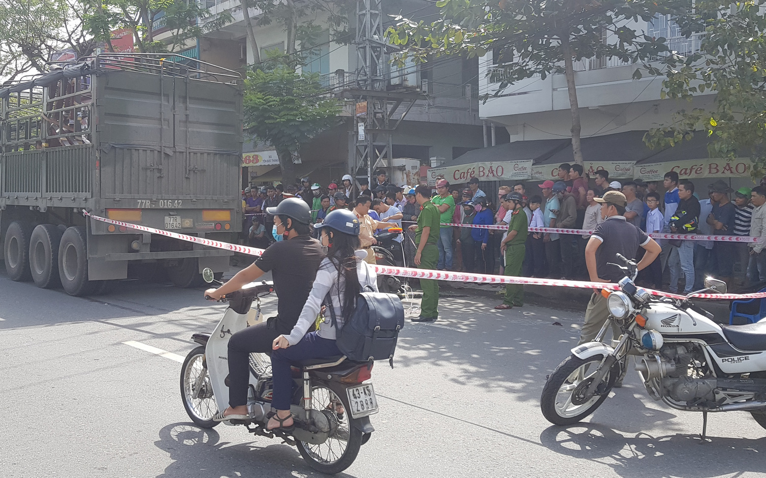 Trên đường tới trường đón con đi học về, người mẹ chết thảm dưới bánh xe tải