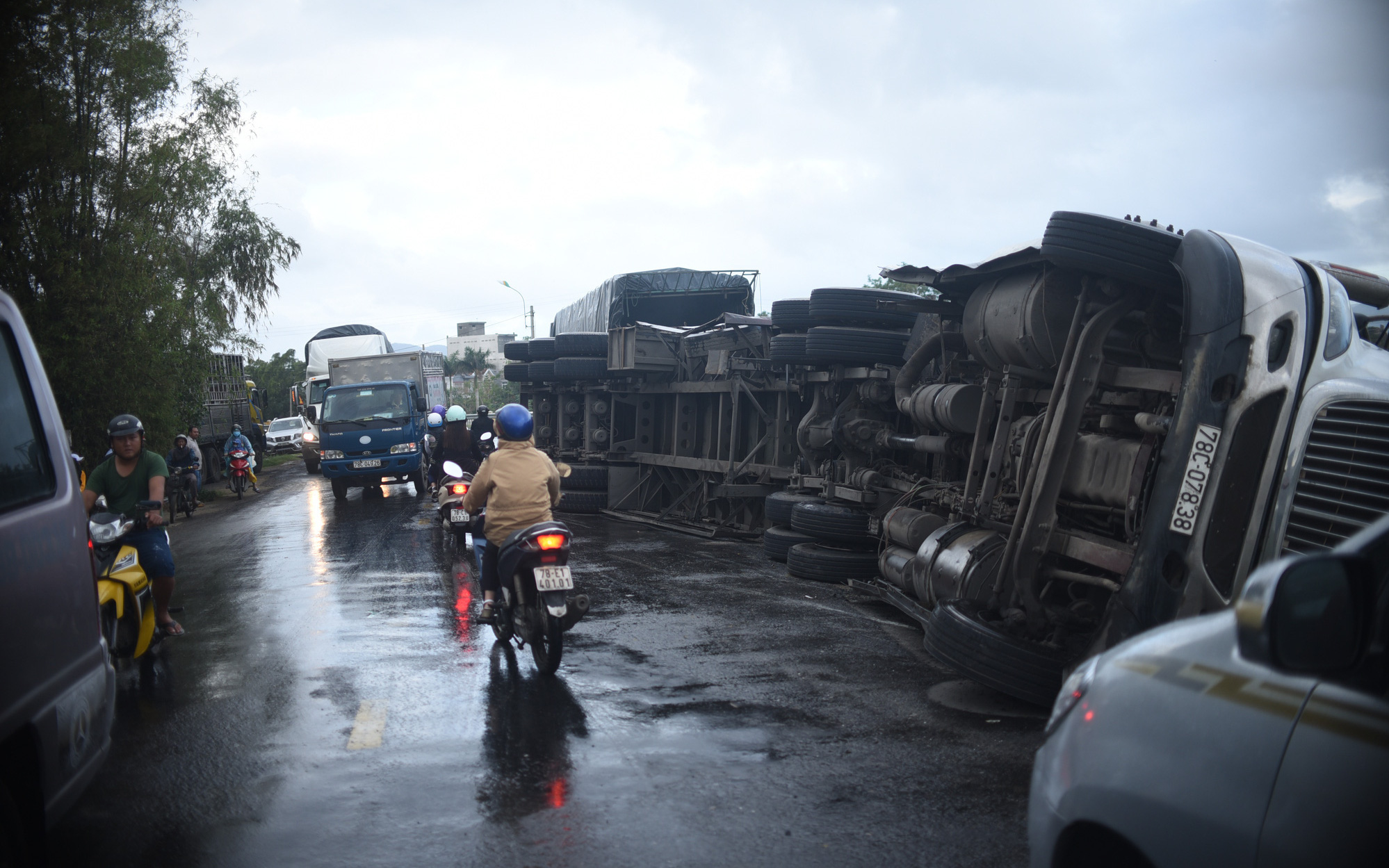 Phú Yên: Hai xe đầu kéo liên tiếp lật trên quốc lộ khiến nhiều người khiếp vía
