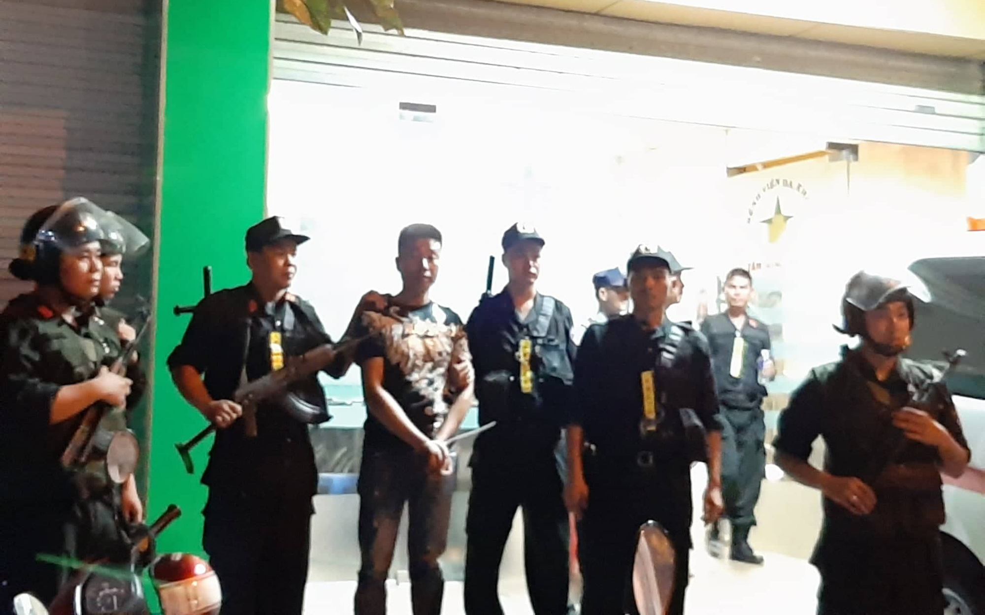 Nhóm giang hồ khống chế giám đốc bệnh viện Tâm Hồng Phước để đòi nợ, hàng trăm Cảnh sát bao vây truy bắt