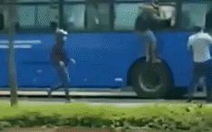 Nóng: Xe buýt chở nhiều sinh viên ở Sài Gòn bị nhóm thanh niên dùng hung khí tấn công, đập phá tanh bành