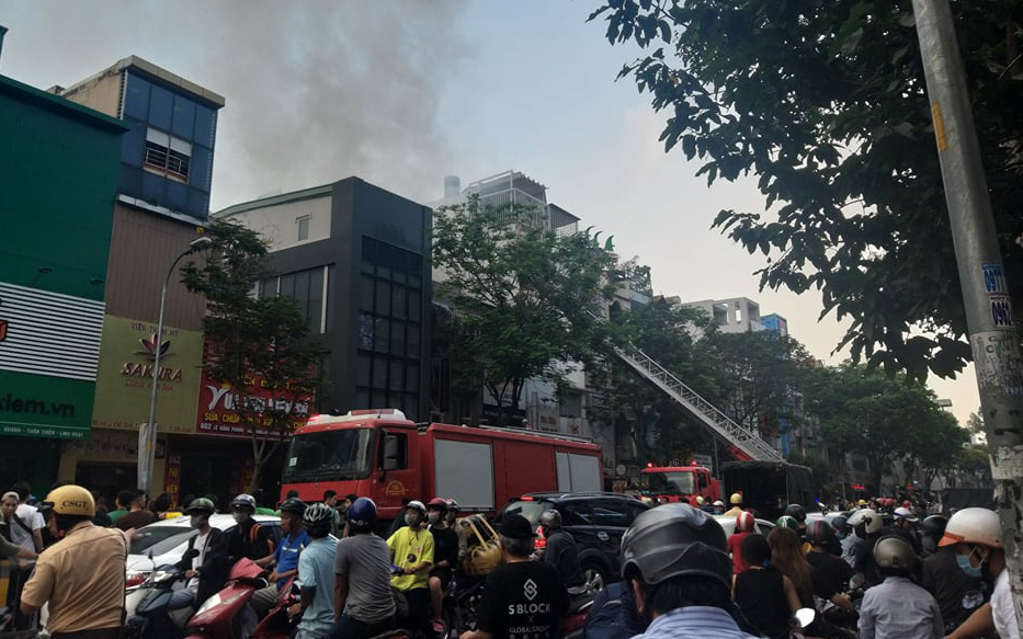 TP. HCM: Cửa hàng điện thoại di động bốc cháy ngùn ngụt, Cảnh sát dùng xe thang leo mái nhà dập lửa