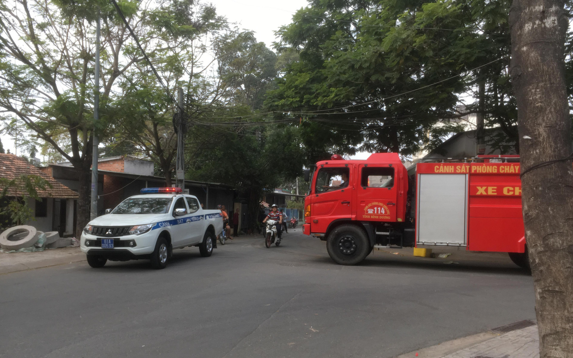 Bình Dương: Huy động nhiều Cảnh sát, xe chữa cháy đến khống chế thanh niên nghi ngáo đá cố thủ đòi đốt nhà