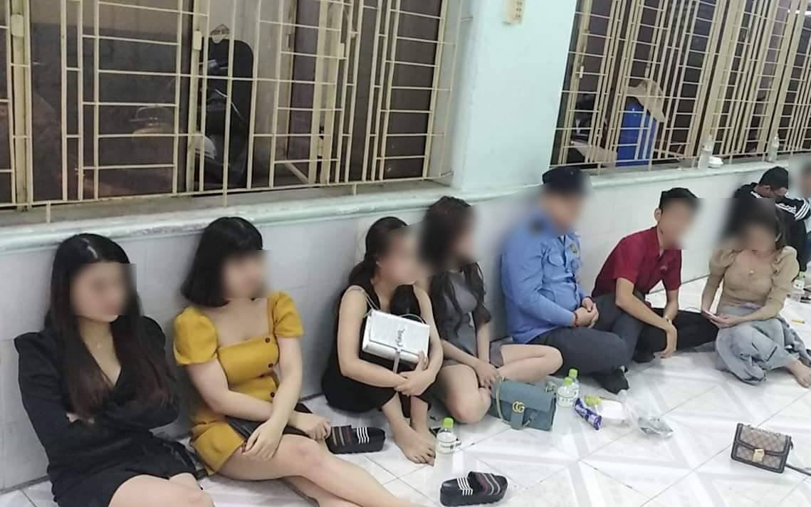 Đột kích quán karaoke ở Sài Gòn, phát hiện 100 nam nữ có biểu hiện phê ma tuý