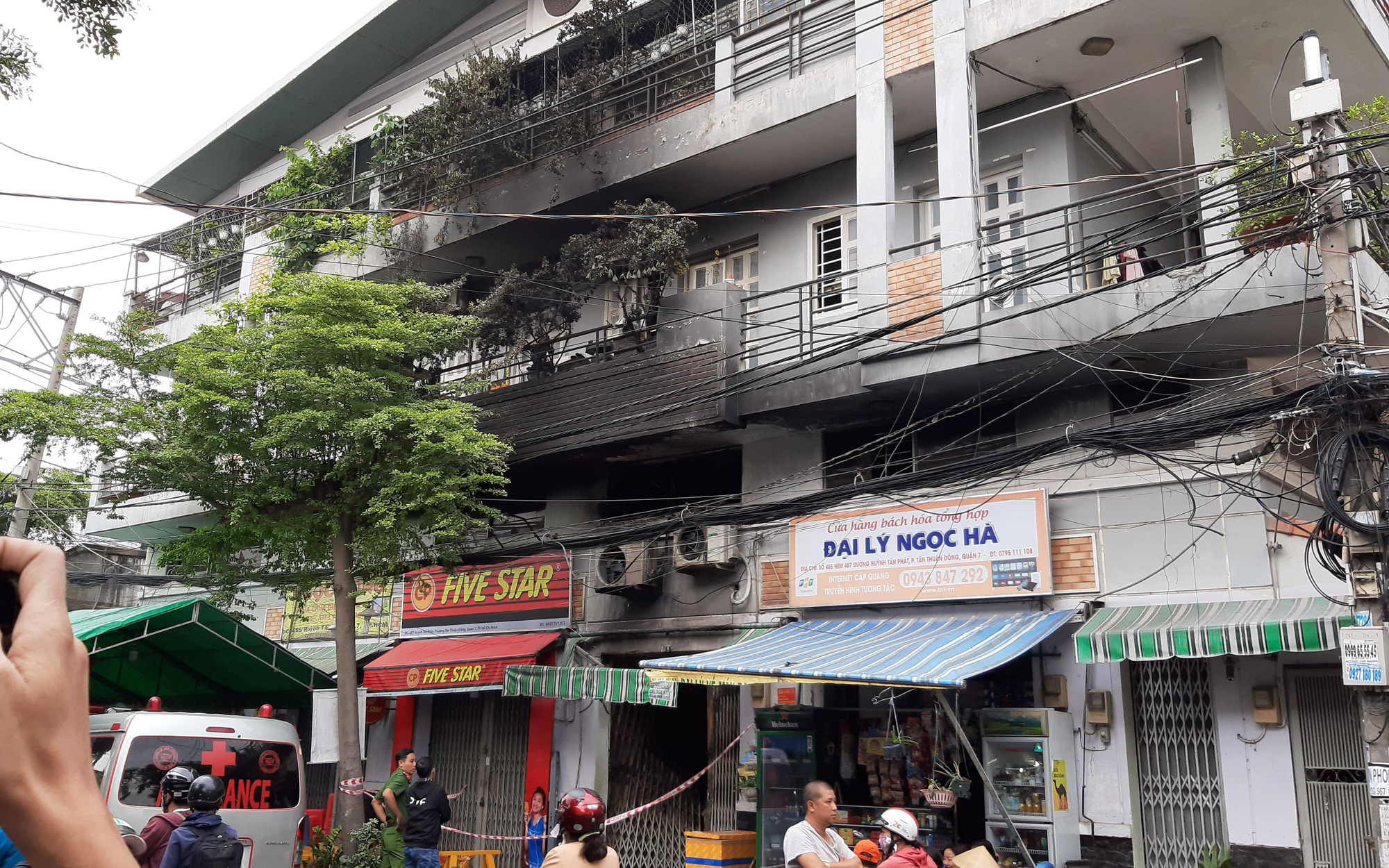 Vụ cháy khiến 3 người trong 1 gia đình tử vong ở Sài Gòn: "Chúng tôi dùng mọi cách phá cửa nhưng bất thành, tiếng kêu cứu trong nhà lịm dần"