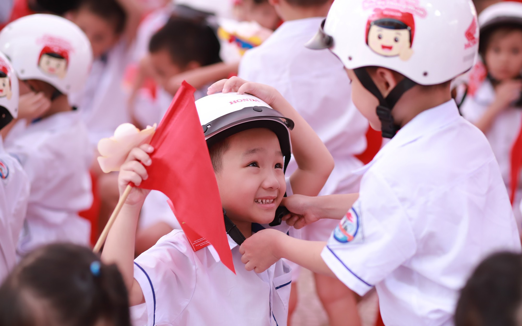 Trao tặng mũ bảo hiểm cho học sinh lớp 1 toàn quốc là hoạt động đi đầu trong tháng cao điểm ATGT