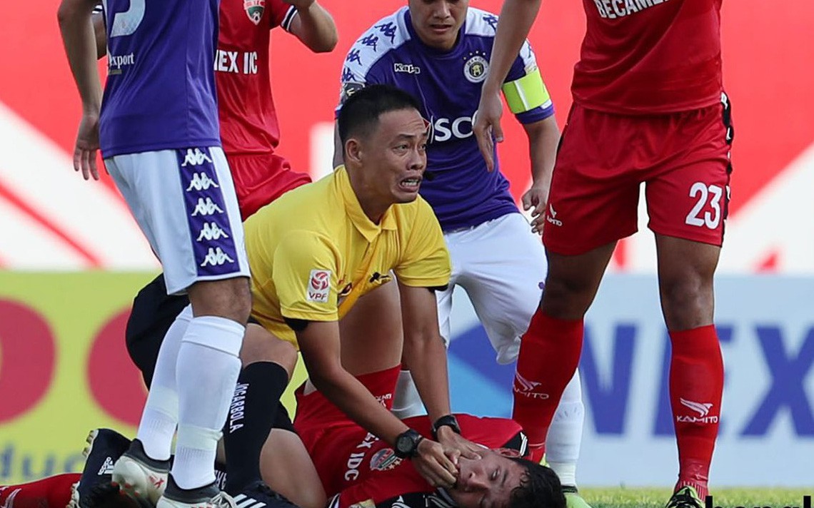Trọng tài Việt cứu cầu thủ trong giây phút sinh tử được VFF thưởng nóng