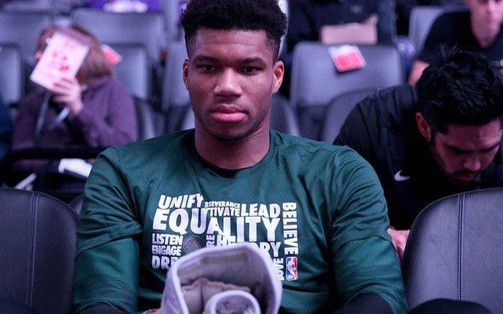 &quot;Á thần&quot; quyền uy tại NBA, Antetokounmpo vẫn chịu chung số phận bị &quot;bắn hội đồng&quot; như Chi Pu, Alan Walker