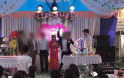 Hàng xóm nói gì vụ chú rể "điên tiết" hất phăng ly rượu hồng, đập phá sân khấu vì bố không nhận mời rượu trong lễ vu quy?