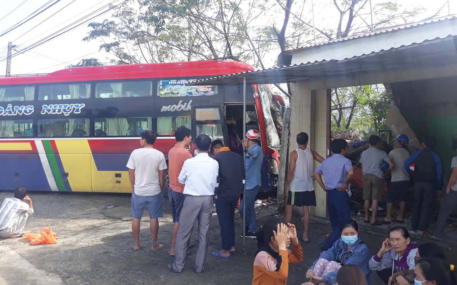 Xe khách tránh đàn bò đâm vào nhà dân, nhiều người thoát chết