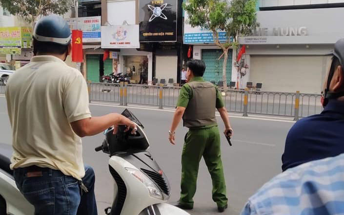 Nghi án thanh niên ngáo đá cầm súng, lựu đạn cướp ngân hàng ở Sài Gòn