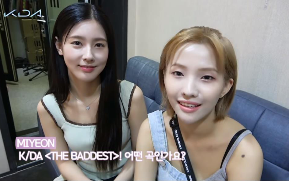 LMHT: Dù để mặt mộc, Soyeon và Miyeon vẫn xinh đẹp rạng rỡ ở hậu trường The Baddest