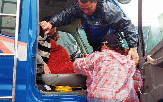 Bộ đội dùng xe tải, ca nô đưa sản phụ chuyển dạ vượt 20km nước lũ đến bệnh viện sinh con