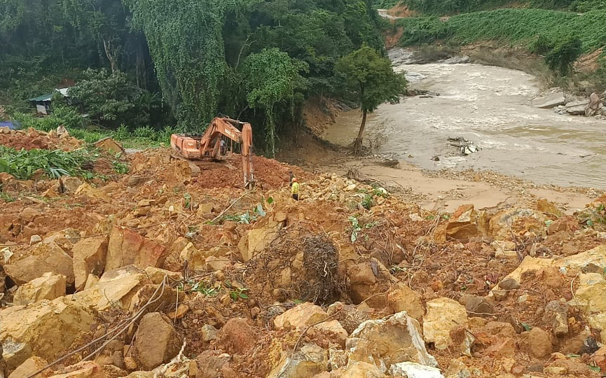 Khung cảnh kinh hoàng tại khu nhà điều hành thủy điện Rào Trăng 3 bị đất đá vùi lấp