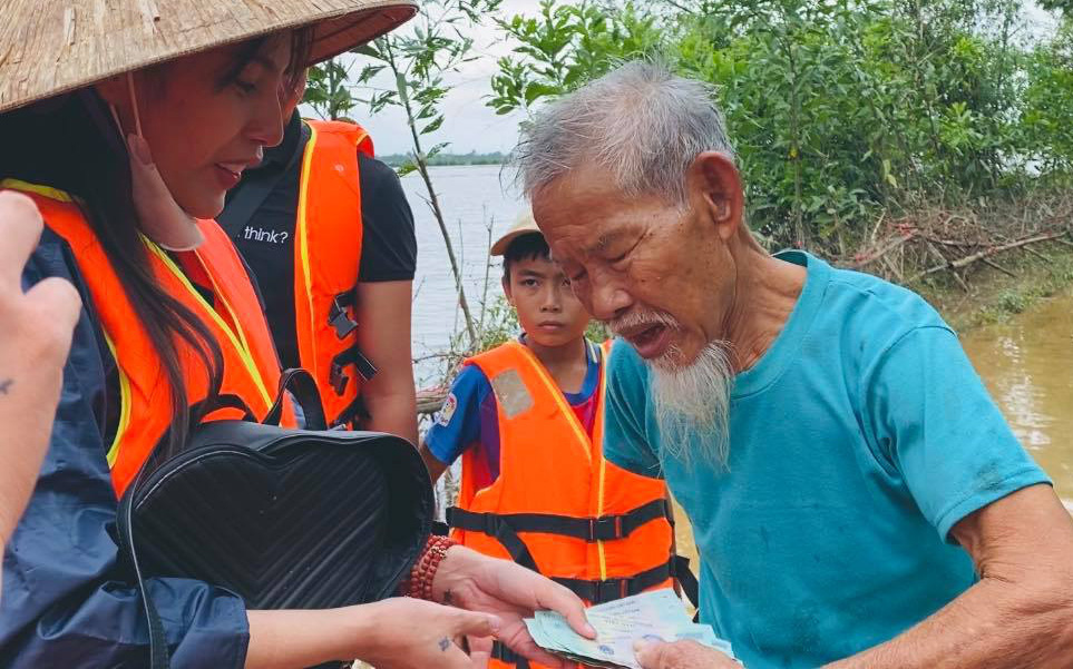 Thuỷ Tiên viết tâm thư giữa tâm lũ miền Trung: Đã kêu gọi được 30 tỷ, kể lại biến cố thuyền suýt lật nguy hiểm tính mạng