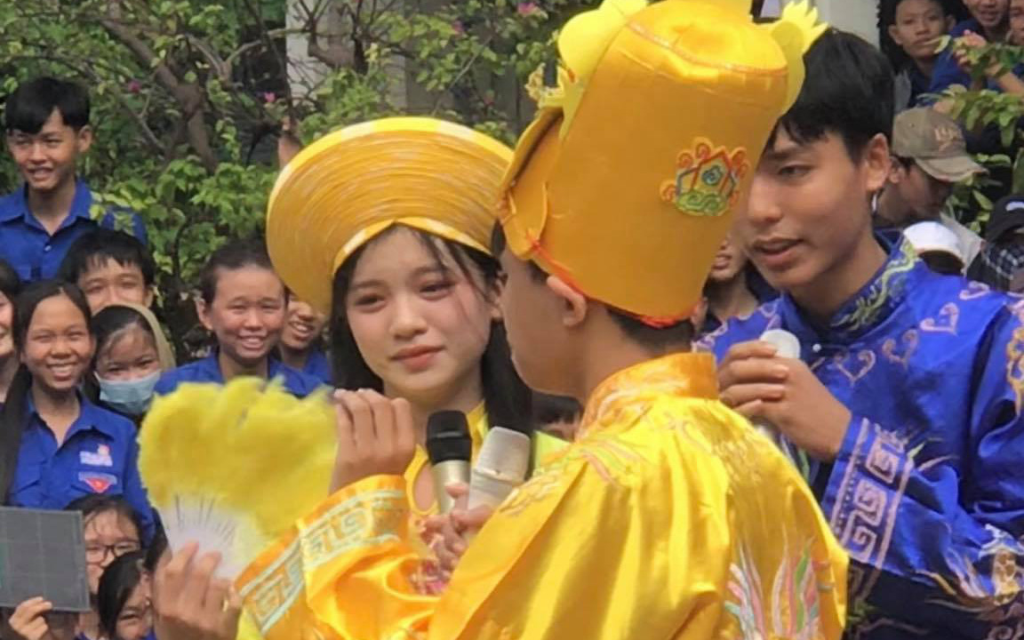 Nữ sinh chiếm spotlight khi diễn kịch văn nghệ, đến cả ảnh chụp lén mờ ảo cũng không dìm được nhan sắc