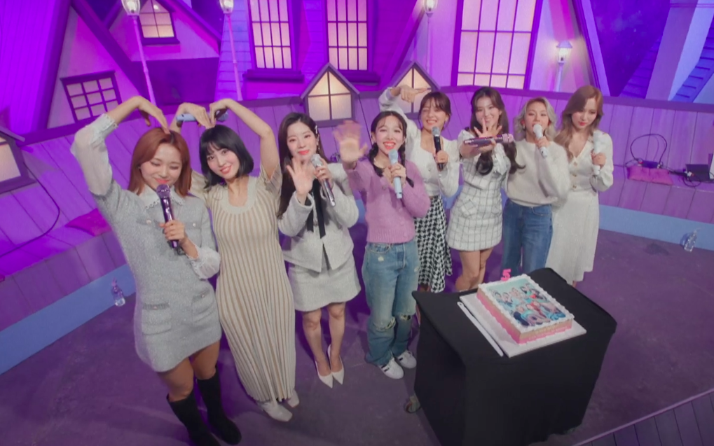 Tròn 5 năm debut, TWICE mở buổi live đặc biệt: Jeongyeon vắng mặt, các thành viên không ngại spoil ca khúc mới khiến fan &quot;sướng rơn&quot;