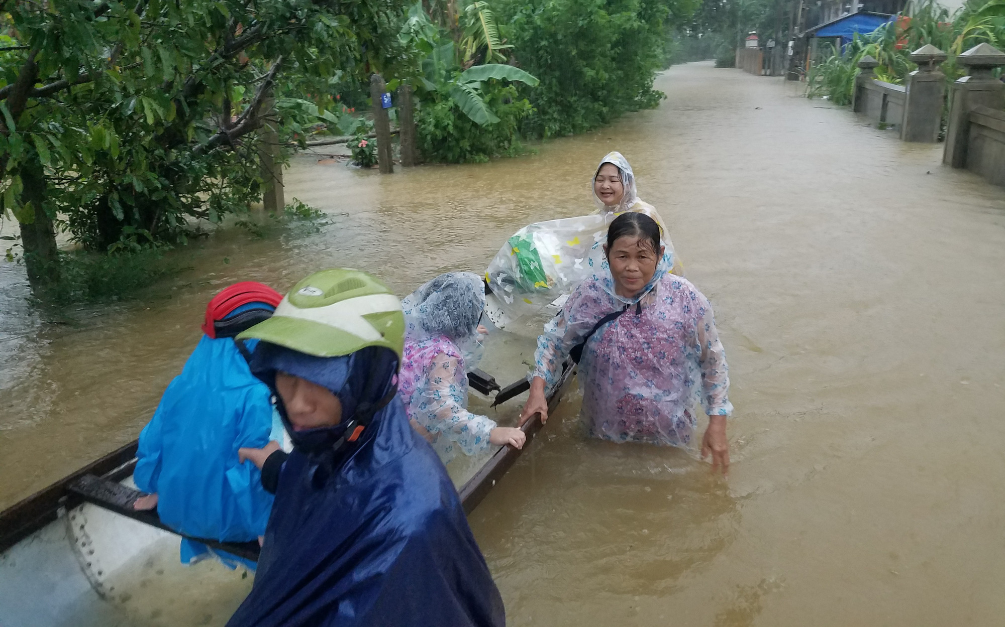 Khuyến cáo phòng tránh dịch bệnh cho người dân vùng lũ tại các tỉnh miền Trung