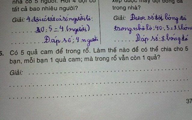 Toán lớp 2 có đáp án siêu dễ: &quot;Có 5 quả cam. Làm sao chia đều 5 bạn, mỗi bạn 1 quả, nhưng trong rổ vẫn còn 1 quả?&quot;