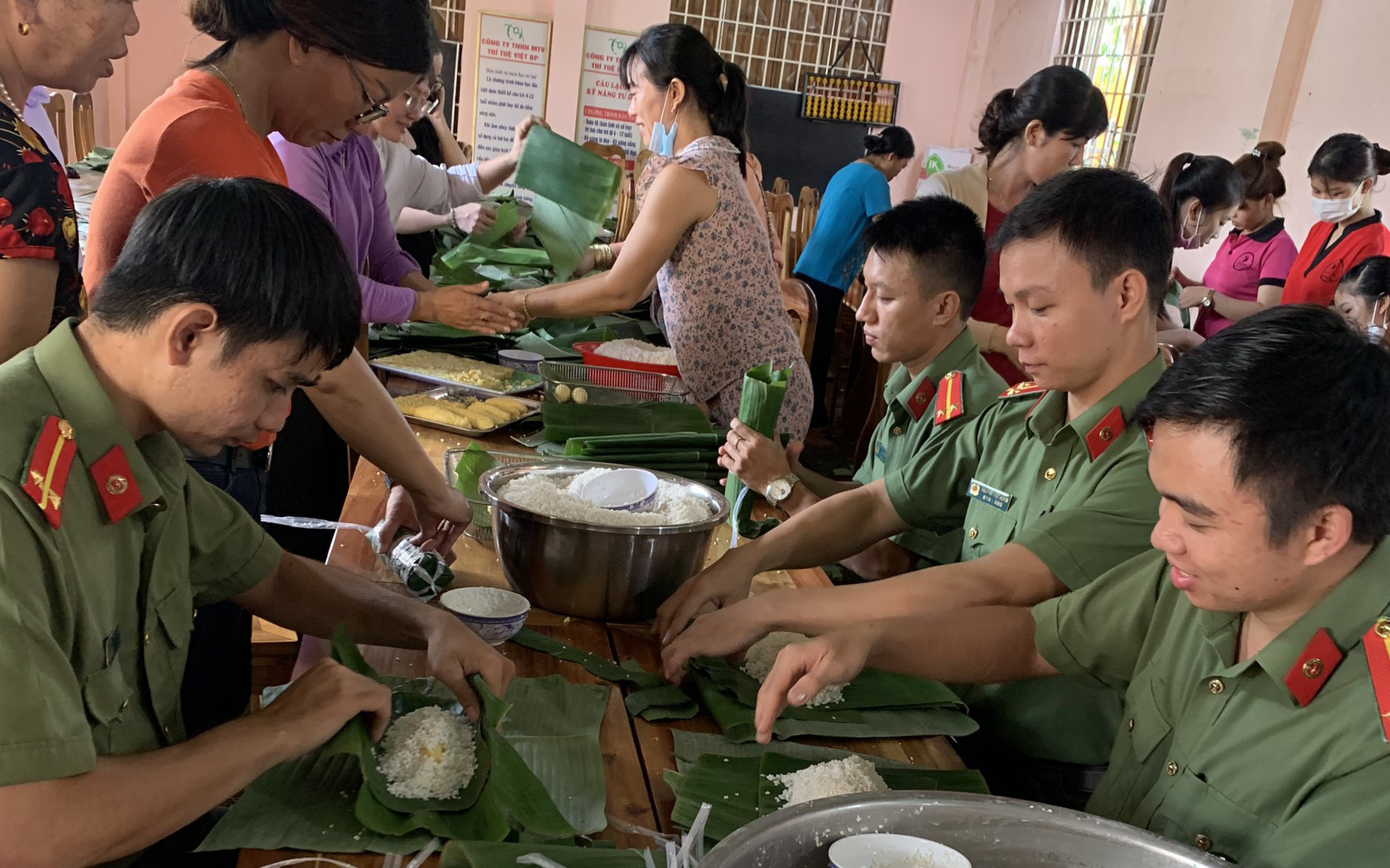 Công an Bình Phước chung tay cùng người dân gói 3.000 chiếc bánh tét tiếp sức đồng bào vùng lũ miền Trung